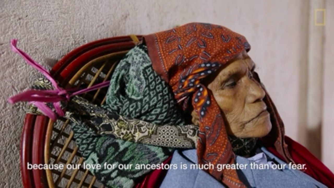 ﻿بالصور ...قرية بأندونسيا يحتفظ أهلها بجثث الميتين في المنازل لسنين طويلة ويقدمون لهم الطعام والشراب