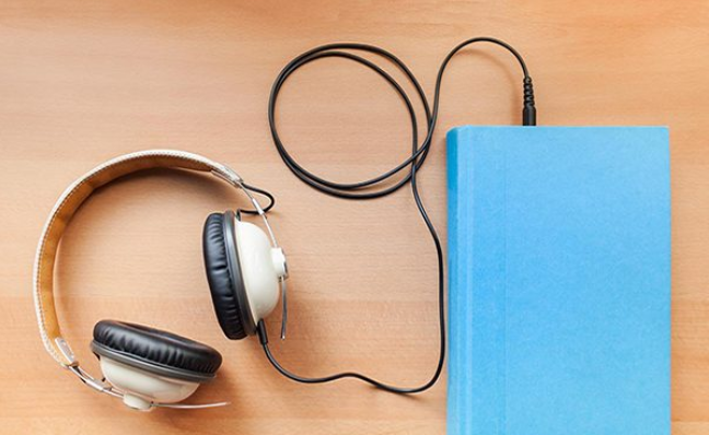 أفضل 8 مواقع للاستماع للكتب الصوتية