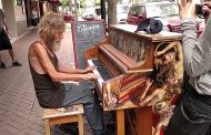 مشرد يعزف البيانو بشكل رائع بأحد شوارع فلوريدا بأمريكا